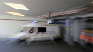 Ein Krankenwagen in Frankreich eilt zu einem Einsatz.