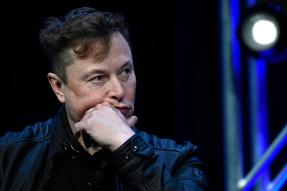 DATEI – Elon Musk, Vorstandsvorsitzender von Tesla und SpaceX, hört sich eine Frage an, während er am 9. März 2020 auf der SATELLITE Conference and Exhibition in Washington spricht. Ein Richter aus Delaware hörte sich am Montag, dem 8. Juli 2024, Argumente über eine massive und beispiellose Gebührenforderung an von Anwälten, die argumentierten, dass ein massives und beispielloses Gehaltspaket für Tesla-Chef Musk illegal sei und für nichtig erklärt werden sollte.  (AP Photo/Susan Walsh, Datei)