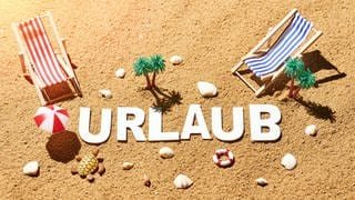 Holzbuchstaben schreiben das Wort: Urlaub auf einen Sandstrand mit Sonnenliege und Sonnenschirmen. Lieblings-Reiseziele im Sommer 2024: erneut Venedig, Barcelona oder die Adriaküste in Kroatien. Tourismusforscher Jürgen Schmude verrät in SWR1 Leute, welchen Preis sie dafür zahlen und blickt in die Zukunft des Reisens: Wie sieht nachhaltiges Reisen aus und wie kann der Massentourismus verträglicher gestaltet werden?