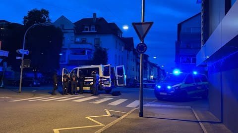 Polizeieinsatzkräfte sichern den Einsatzort neben dem Heilbronner Landratsamt.