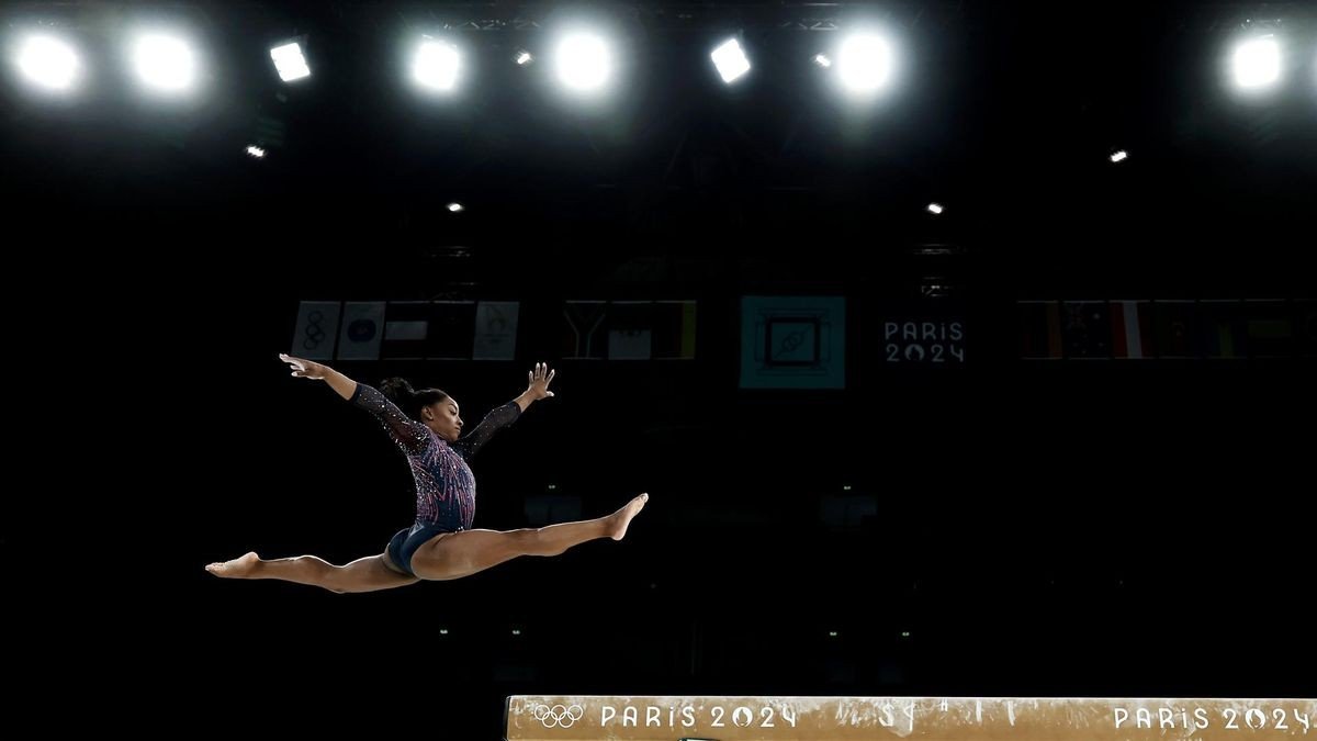 Simone Biles beim Training in Paris am Schwebebalken. 