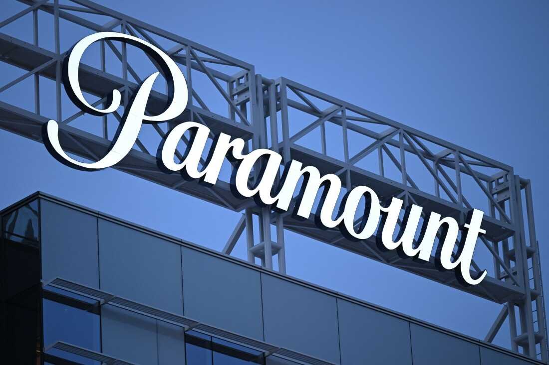 Das Paramount-Logo wird am 9. März 2023 am Columbia Square am Sunset Boulevard in Hollywood, Kalifornien, ausgestellt.