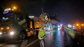 Das ausgemusterte U-Boot U17 wird auf seinem Weg ins Technik-Museum Sinsheim (Rhein-Neckar-Kreis) in der Nacht zu Sonntag über die gesperrte A6 transportiert. 