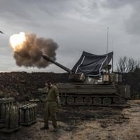 Israelische Soldaten feuern nahe der Grenze zum Libanon eine Haubitze ab.