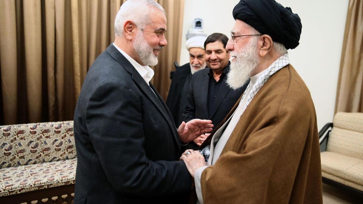 Der palästinensische Hamas-Chef Ismail Hanija (l.) begrüßt den iranischen Obersten Führer Ajatollah Ali Chamenei in Teheran. 