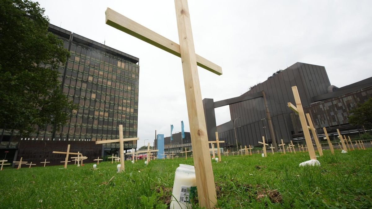 Holzkreuze vor der Hauptverwaltung: der Betriebsrat von Thyssenkrupp Steel macht derzeit Stimmung gegen die Pläne der Konzernmutter.