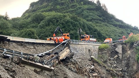 Arbeiter sind damit beschäftigt, die Arlbergpassstraße nach dem Murenabgang zu reparieren.