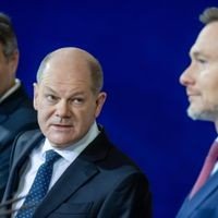 Der Streit in der Ampel-Koalition ist auf höchster Ebene angekommen: In der Dreierrunde von Bundeskanzler Olaf Scholz (SPD), Finanzminister Christian Lindner (FDP, rechts) und Vizekanzler Robert Habeck (Grüne, links) gibt es Ärger wegen des Haushalts. 