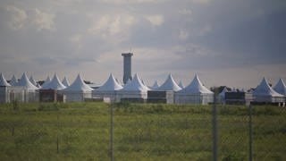 Zeltstadt in der Eifel auf dem Flugplatz Mendig, wo das jährliche Treffen der Ahmadiyya Gemeinde stattfindet