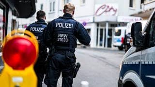 Solingen: Polizisten stehen am frühen Morgen nach der Messerattacke an einer Absperrung in der Innenstadt.