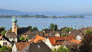 Blick über die Dächer von Allensbach auf den Gnadensee, im Hintergrund die Reichenau.