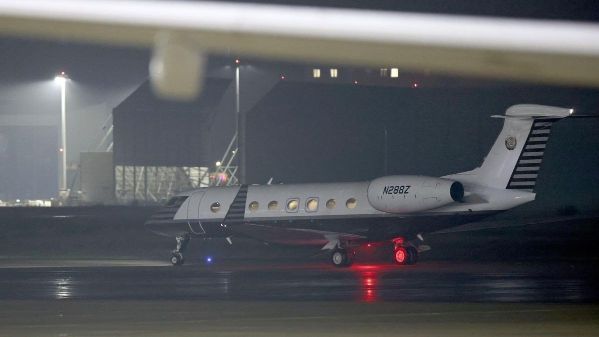 Ein Flugzeug, eine Gulfstream 650, gestartet in Ankara (Türkei), landet im Rahmen des Gefangenenaustausches mit Russland auf dem militärischen Teil vom Flughafen Köln-Bonn. 