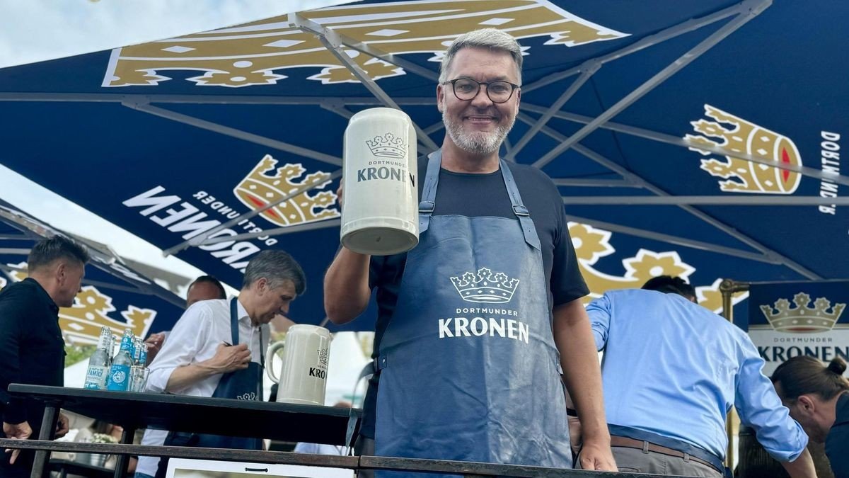 Mit einem Schlag war der Fassanstich von OB Thomas Westphal in diesem Jahr geglückt. Prost!