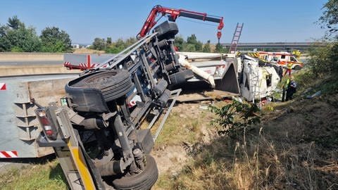 Ein umgekippter Lkw sorg für massive Behinderungen auf der A60 am Mainspitzdreieck.