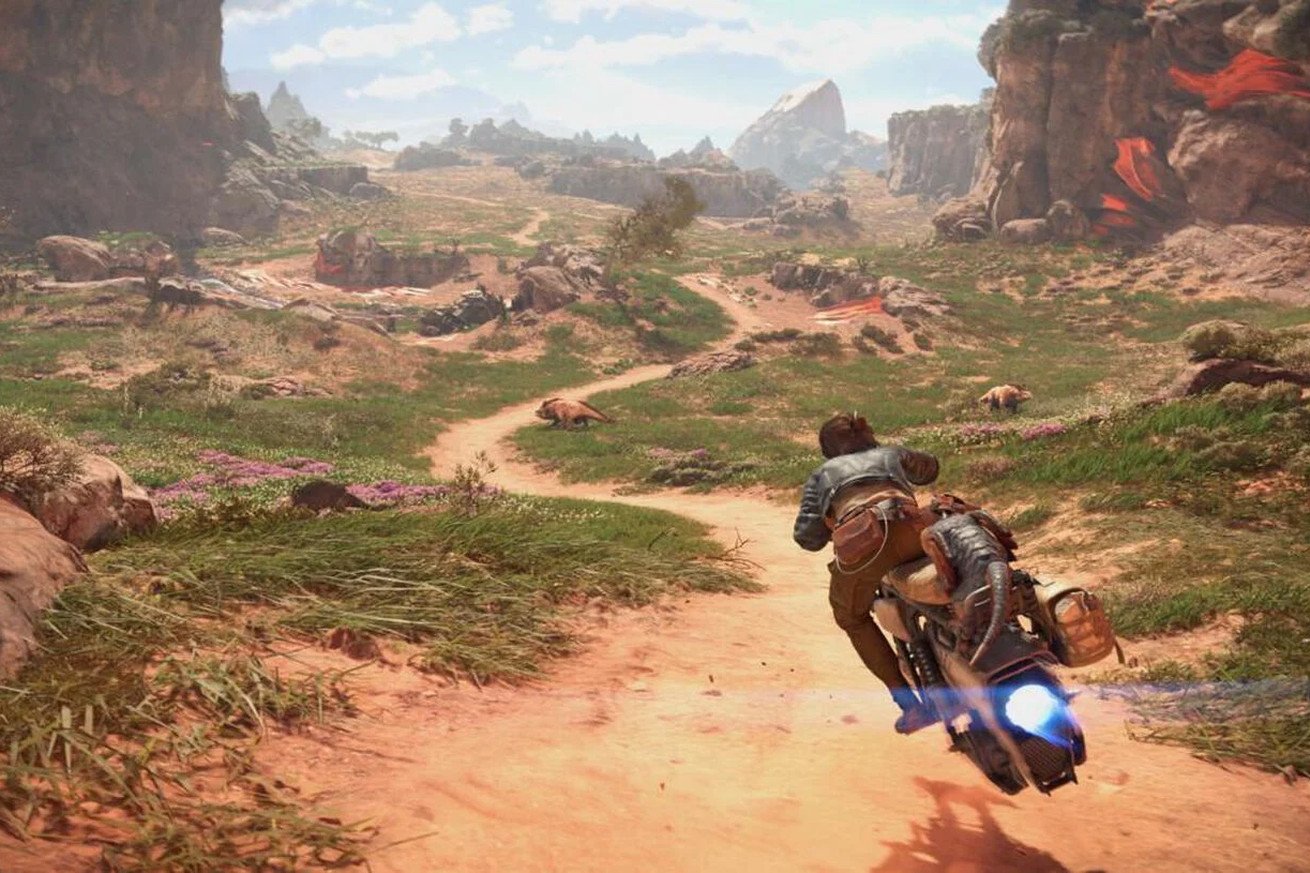 Ein Screenshot aus Star Wars Outlaws, der die Hauptfigur Kay Vess auf einem Speeder-Bike zeigt.