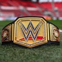 WWE beschenkt Bayer Leverkusen zur Meisterschaft mit einem gesonderten Titel-Gürtel, der „Undisputed WWE Championship“. 