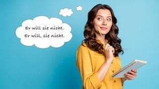 Junge Frau hält denkend einen Stift ans Kinn und einen Schreib-Block in der Hand. Vielleicht denkt sie gerade über Kommasetzung und Kommas in der deutschen Rechtschreibung nach.