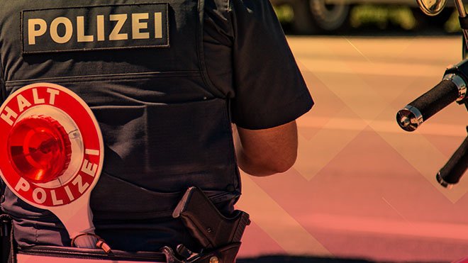 Polizei, Stockfotos, Verkehr, Recht und Ordnung, Autobahn, Datenverkehr, Kontrolle, Polizeieinsatz, 911, 110, Verkehrsordnung, Verkehrskontrolle, Verkehrsregeln, Verkehrsschild, Führerschein, Polizisten, Autobahnpolizei, Polizist, Halt, Kelle, Halt Polizei, Polizeikontrolle