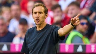 Julian Schuster dirigiert am Spielfeldrand