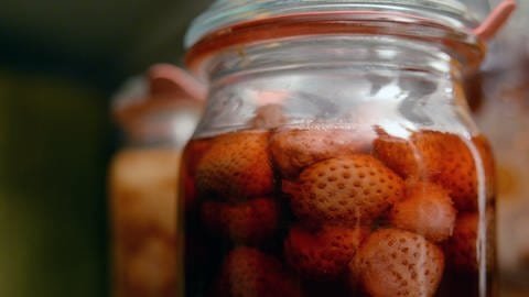 Weck-Glas mit Eingemachten, das so länger haltbar ist. Weck-Gläser werden künftig nicht mehr in Wehr verpackt, die Verpackung zieht um nach Wehr, Mitarbeitende haben Kündigungen erhalten.