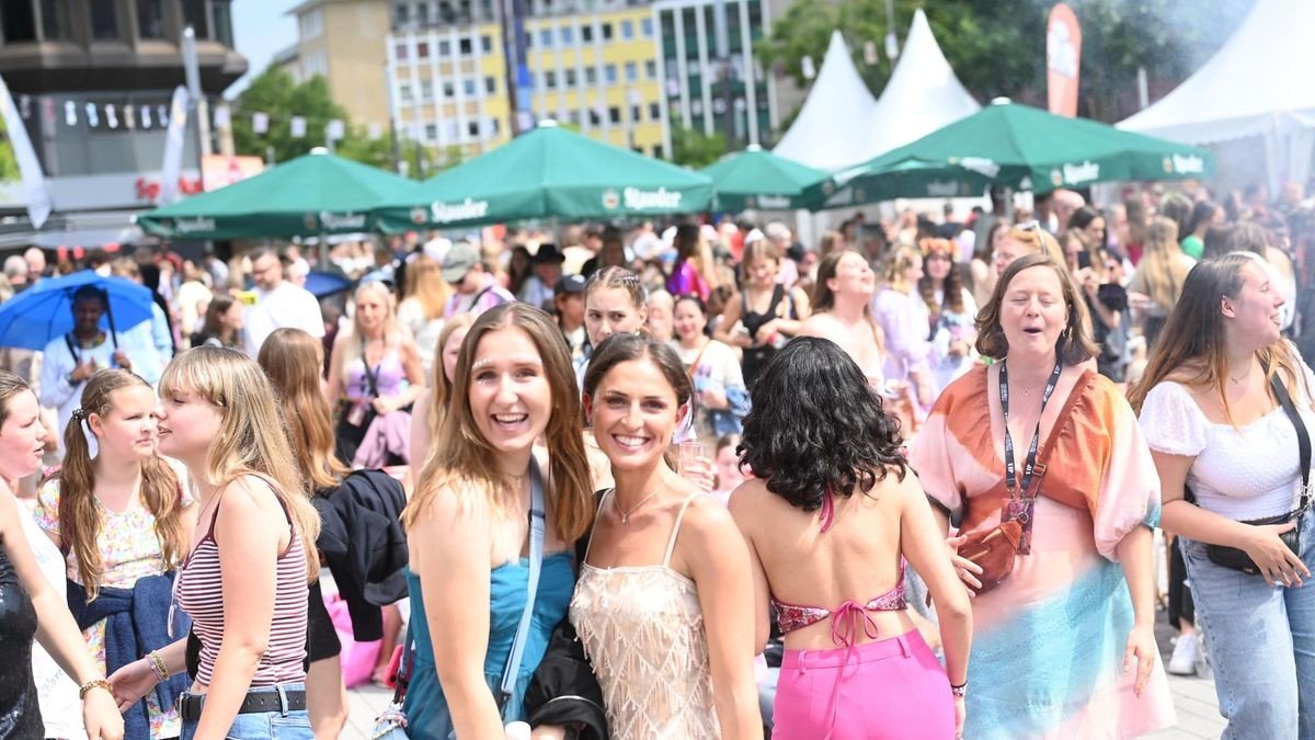 Die „Taylor Town“ auf dem Heinrich-König-Platz in Gelsenkirchen lockte an drei Tagen addiert Zehntausende Fans aus aller Welt an.