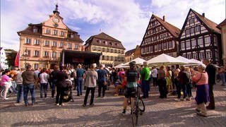 Auf dem Gmünder Marktplatz haben sich hunderte Menschen versammelt, um gegen die Entscheidung des Unternehmens zu protestieren.