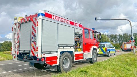 Polizei und Feuerwehr an einer Unfallstelle