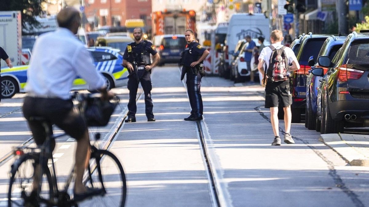   Polizisten haben in Teilen der Münchner Innenstadt Straßensperren eingerichtet.