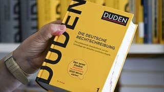 Der neue Duden des Jahres 2024. Einige Wörter sind neu dazugekommen, andere wurden für die neue Auflage gestrichen.