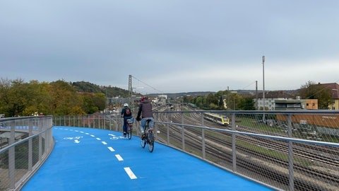 Die neue Radbrücke West in Tübingen ist eröffnet worden. Es kamen mehrere Hundert Menschen zur ersten Überfahrt der 365 Meter langen und beheizbaren Brücke.