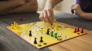 110 Jahre ist der Brettspiel-Klassiker „Mensch ärgere dich nicht“ alt, hier sieht man das Spielfeld mit Figuren und Würfeln. Aber eine Spielregel kennt kaum jemand.