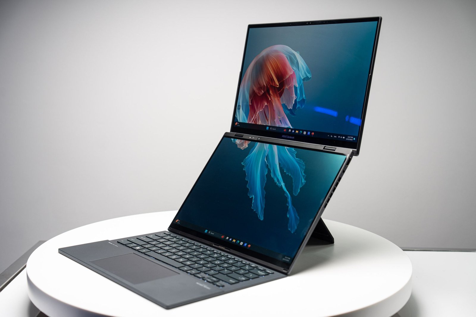 Asus Zenbook Duo im Dual-Screen-Modus.