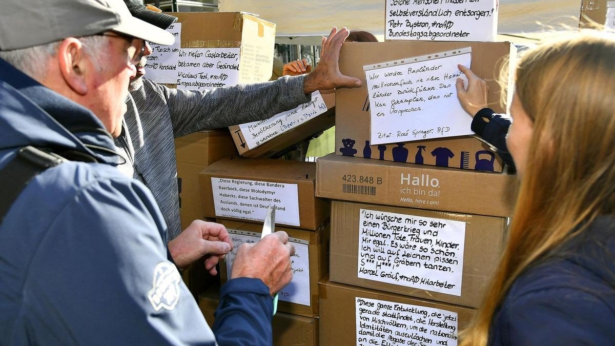 Zentrum für politische Schönheit errichtet Denkmal der Schande in Hattingen