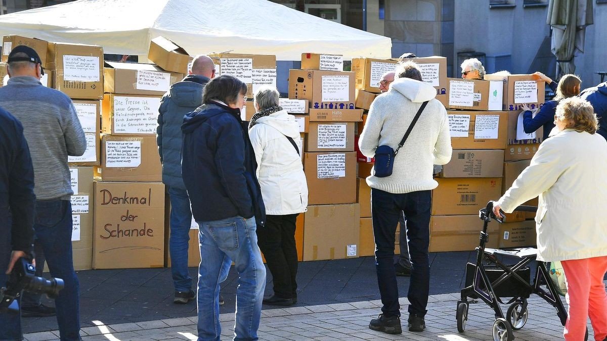 Zentrum für politische Schönheit errichtet Denkmal der Schande in Hattingen