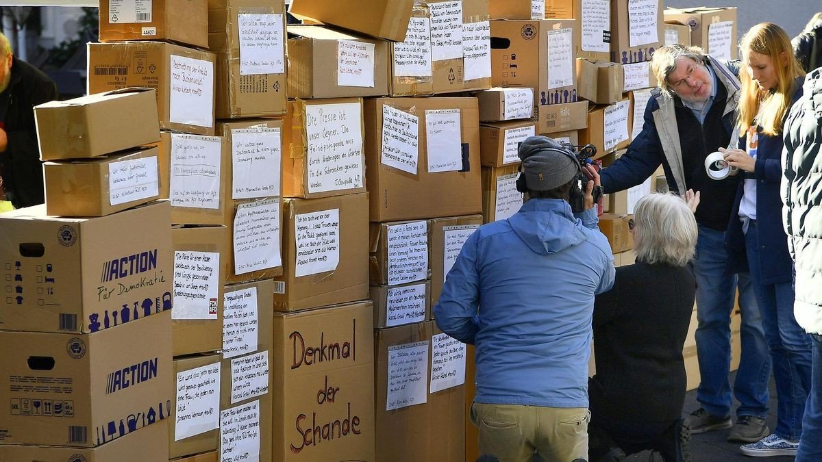 Zentrum für politische Schönheit errichtet Denkmal der Schande in Hattingen