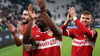 Stuttgarts El Bilal Touré freut sich nach dem Spiel mit dem Fans über den Sieg