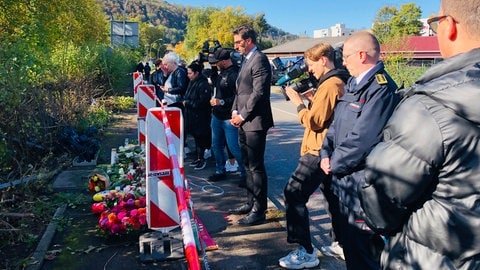 Matthias Klopfer, Oberbürgermeister von Esslingen, gedenkt vor Ort der Frau und ihren zwei Kindern, die bei einem Unfall im Teilort Weil ums Leben gekommen sind. 