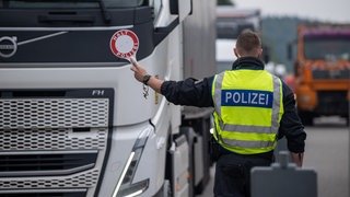 Bundespolizei bei Grenzkontrolle auf A64 an deutsch-luxemburgischer Grenze