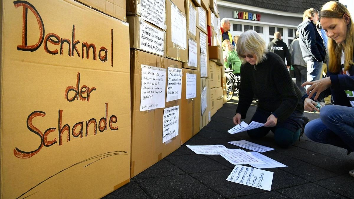 Zentrum für politische Schönheit errichtet Denkmal der Schande in Hattingen