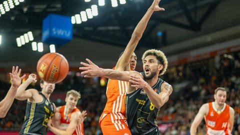 Hart umkämpftes Derby: Hunter Maldonado aus Ludwigsburg (im Vordergrund) gegen Noa Essengue.