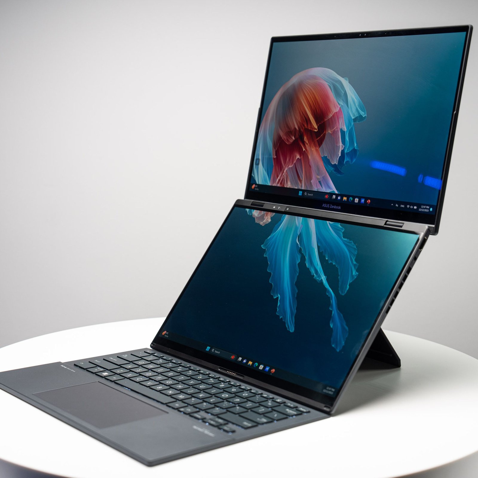 Asus Zenbook Duo im Dual-Screen-Modus.