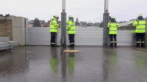 An der Mosel in Oberbillig werden wegen Sturmtief "Kirche" von der Feuerwehr Hochwasserschutzwände aufgebaut.