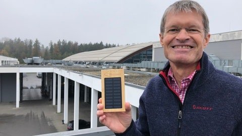 Messechef Klaus Wellmann zeigt, was er sich auf den Dächern der Messe künftig wünscht: Viele Solarzellen.