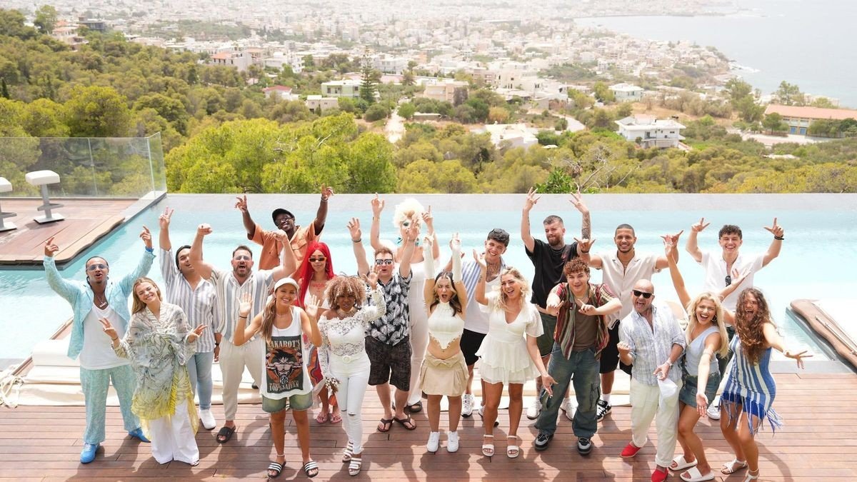 Die Top 20 bei DSDS auf Kreta – mit dem Duisburger Tom Mc Conner (rechts hinten).