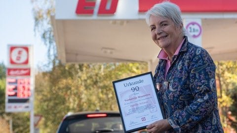 Irmburg Schaus arbeitet seit über 60 Jahren in der familienbetriebenen Tankstelle in Waxweiler im Eifelkreis Bitburg-Prüm. 