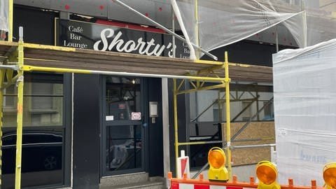 Bei Schüssen in der Bar "Shortys" in Göppingen wurden 2 Personen schwer und eine Person tödlich verletzt.