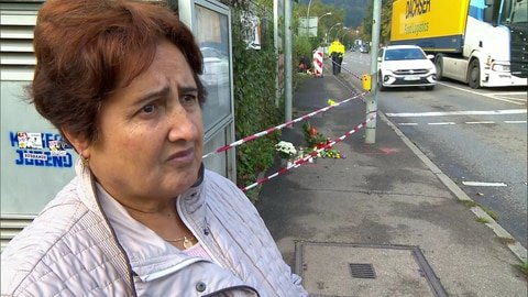 Nachbarin Yurdagül Murat steht an der Unfallstelle in Esslingen-Weil. Dort hat ein Autofahrer eine Mutter und ihre beiden Söhne mit seinem Wagen erfasst, alle drei starben.