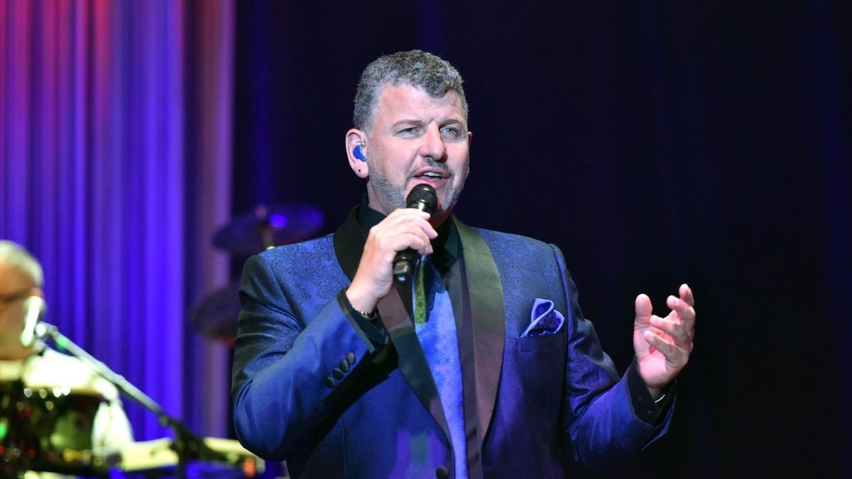 Semino Rossi singt bei seinem Weihnachtskonzert „Feliz Navidad“ und mehr in Hagen. 