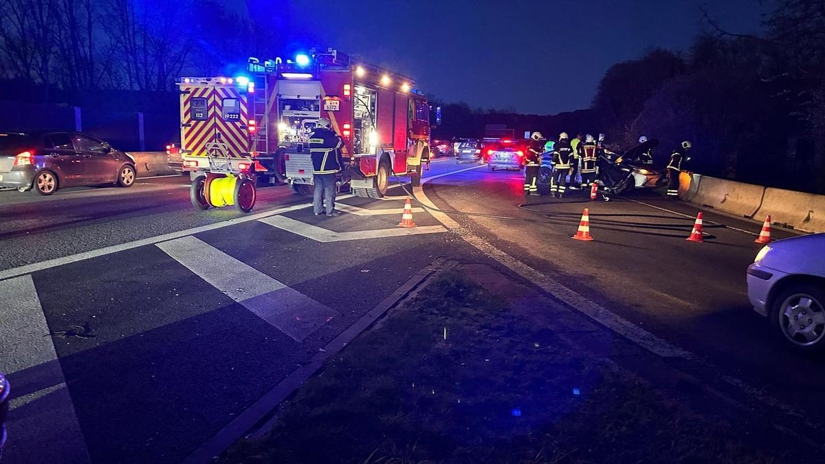 Schwerer Unfall auf der A1 bei Hagen: Ein Lastwagen hat mehrere Fahrzeuge gerammt.