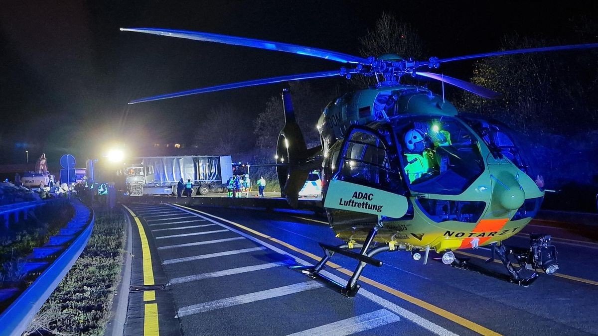 Rettungshubschrauber steht auf der A1